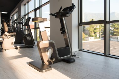 modern bir spor salonu iç donanımları ile