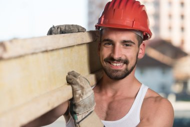 yakışıklı adam ahşap plakalar taşıma
