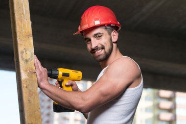 Büyük bir ahşap tahta sondaj işçisi