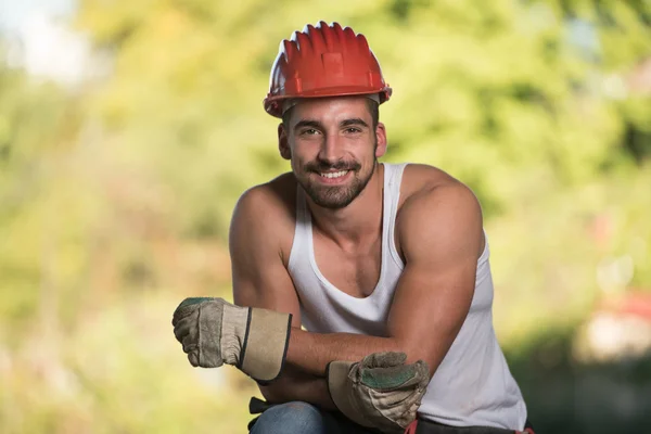Pracownik jest w stanie spoczynku siedzi na cegły — Zdjęcie stockowe