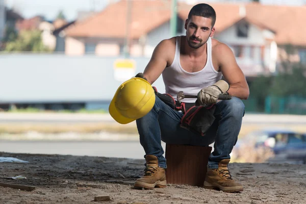 Operaio edile prendendo una pausa sul lavoro — Foto Stock