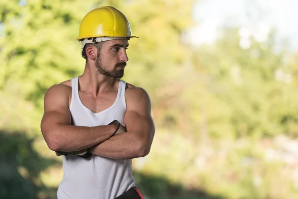 Ingegnere Costruzione indossando un casco giallo — Foto Stock