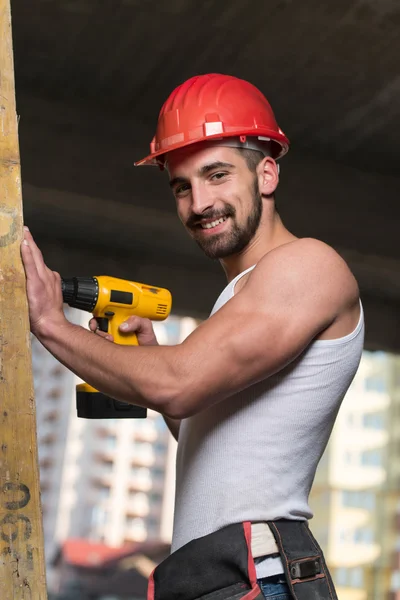 Werknemer een grote houten Plank boren — Stockfoto