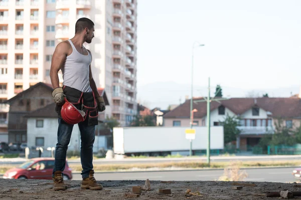 Engenheiro de construção vestindo um capacete vermelho — Fotografia de Stock