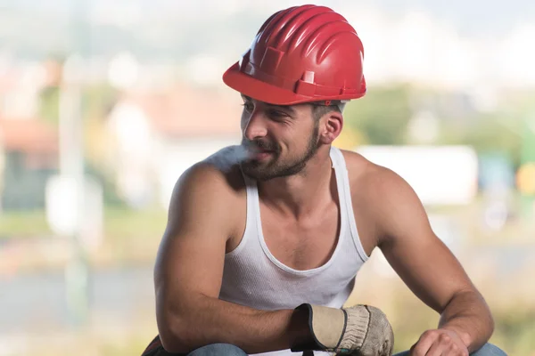 Uomo pigro sulla costruzione — Foto Stock