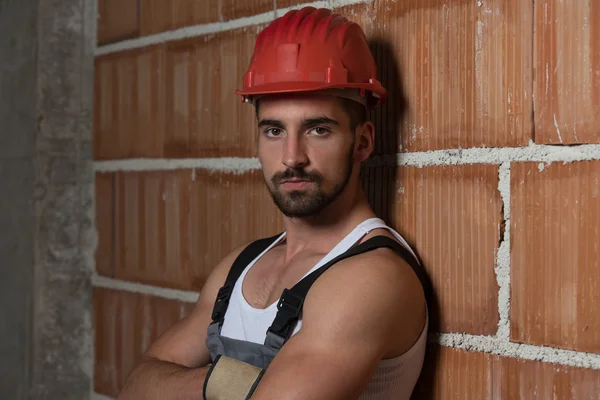 Ingeniero de construcción con un casco rojo — Foto de Stock