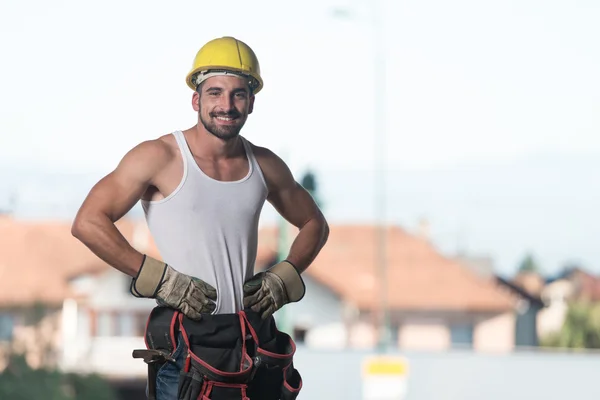 Ingegnere Costruzione indossando un casco giallo — Foto Stock