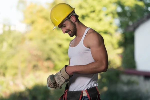 Porträtt av en arbetstagare tar av sig handskarna — Stockfoto