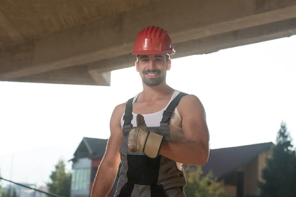Счастливый кавказский строитель, отказывающийся от большого пальца — стоковое фото