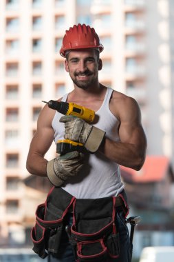 Bir işçi matkap ile portresi