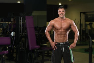 Kasların esneme sağlıklı genç adam