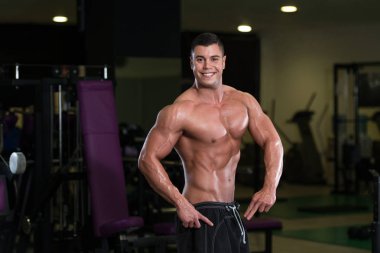 kaslı adam içinde jimnastik salonu kas esneme