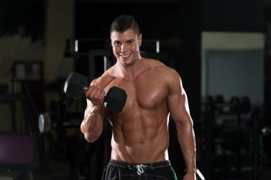 Pazı egzersiz bir spor salonunda