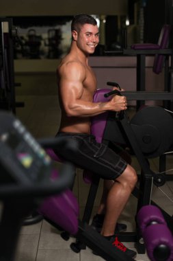 Kaslı adam arka için ağır egzersiz yaparak