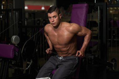 Genç adam Triceps için ağır egzersiz yaparak