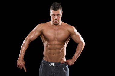 bir vücut geliştirmeci portre siyah blackground ayır