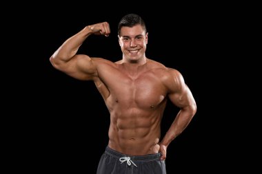 bir vücut geliştirmeci portre siyah blackground ayır