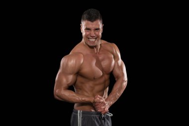 kaslı erkekler kas siyah arka plan üzerine esneme