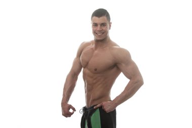 Beyaz arka plan üzerinde poz kaslı vücut geliştirmeci adam