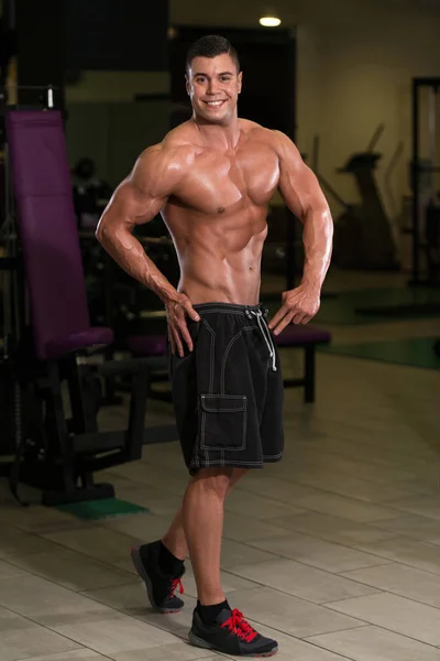 Retrato de un joven musculoso físicamente en forma — Foto de Stock