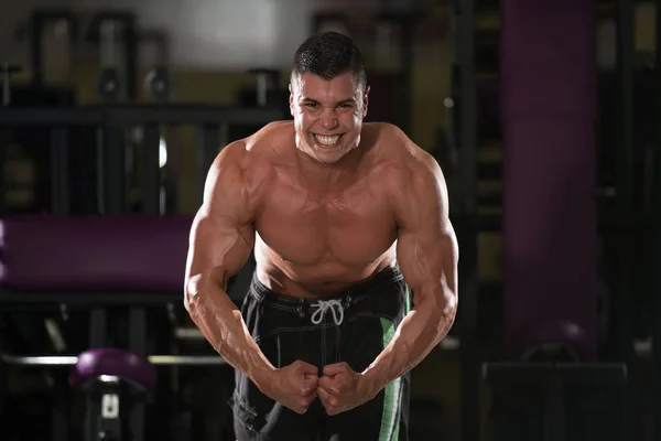 Healthy Young Man Flexing Muscles — Stock Photo, Image