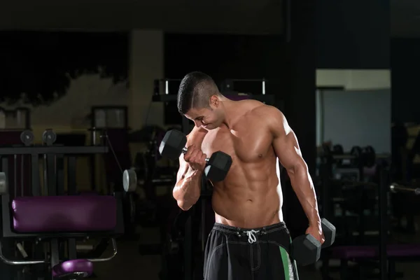 Jonge Man met halters Biceps trainen — Stockfoto