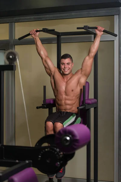 Abdominales de entrenamiento en el gimnasio — Foto de Stock