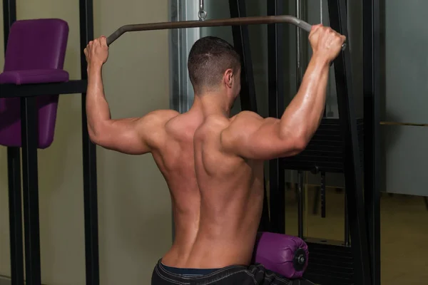 Homem muscular fazendo exercício de peso pesado para as costas — Fotografia de Stock