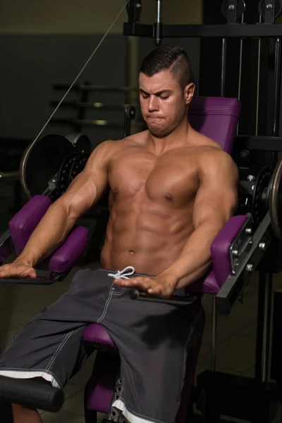 Muscular Man Doing Heavy Weight Exercise For Chest — Stock Photo, Image