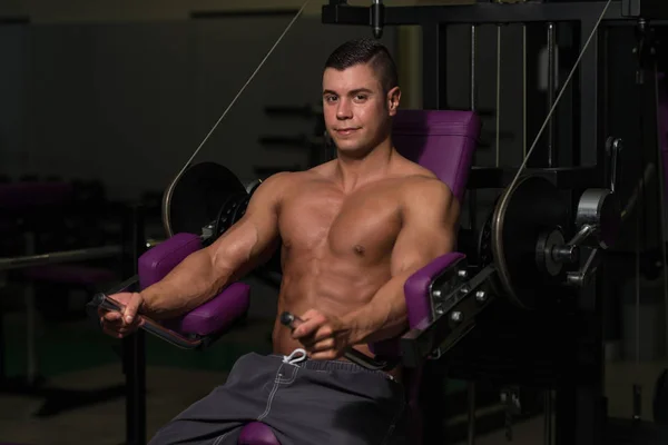 Hombre muscular haciendo ejercicio de peso pesado para el pecho —  Fotos de Stock