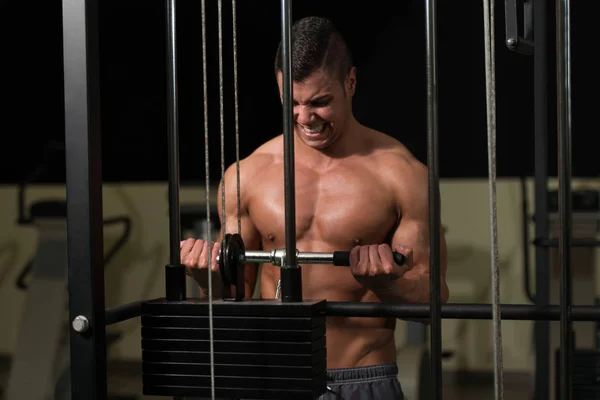 Exercício de bíceps no ginásio — Fotografia de Stock