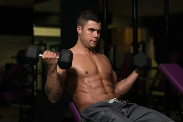 Ejercicio de bíceps en un gimnasio — Foto de Stock