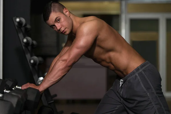 Muskulös Man vila efter träning — Stockfoto
