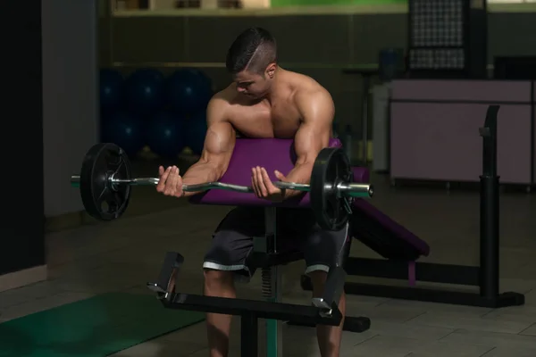 Biceps träning med skivstång — Stockfoto