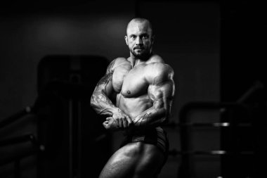 spor salonunda poz vücut geliştirmeci