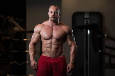 kaslı adam içinde jimnastik salonu kas esneme