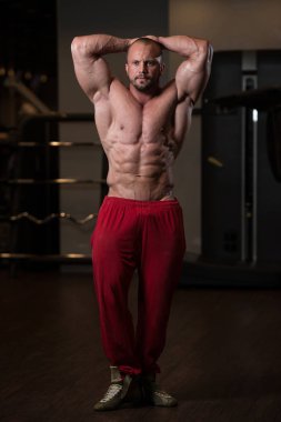 kaslı adam içinde jimnastik salonu kas esneme