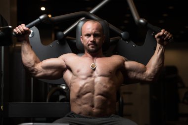 Büyük adam egzersiz geri çekme