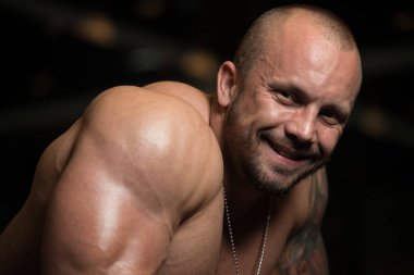 Spor salonunda dinlenme vücut geliştirmeci