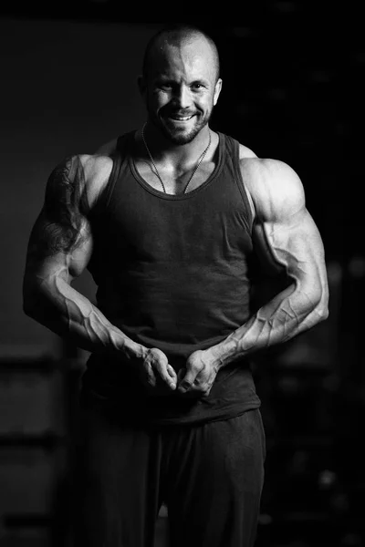 Bodybuilder Posing In The Gym — Stock Photo, Image