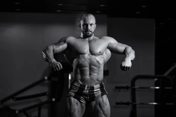 Culturista posando en el gimnasio —  Fotos de Stock