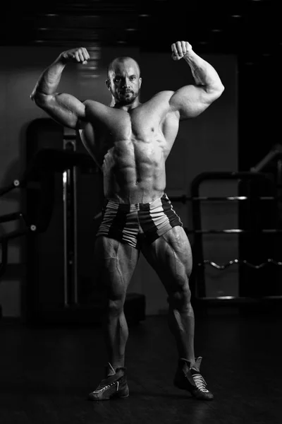 Culturista posando en el gimnasio —  Fotos de Stock