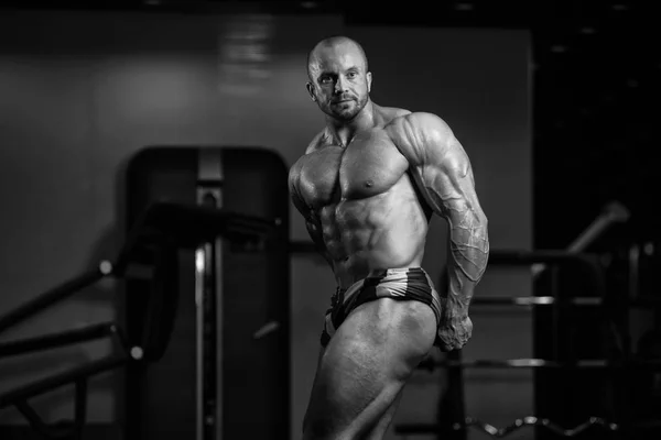 Modelo masculino musculoso posando en el gimnasio —  Fotos de Stock