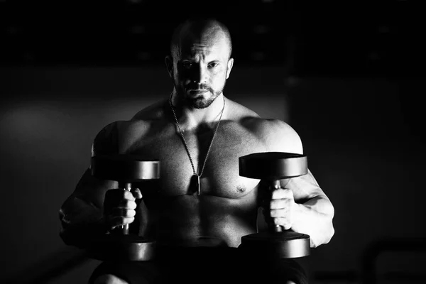 Bodybuilder auf der Bank — Stockfoto