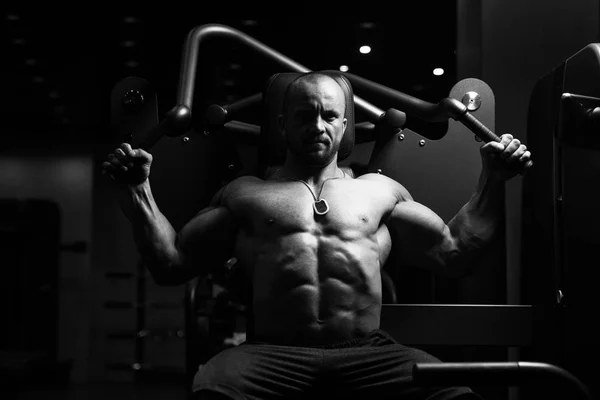 Fitness Muscle Man Ejercicio de nuevo en la máquina —  Fotos de Stock