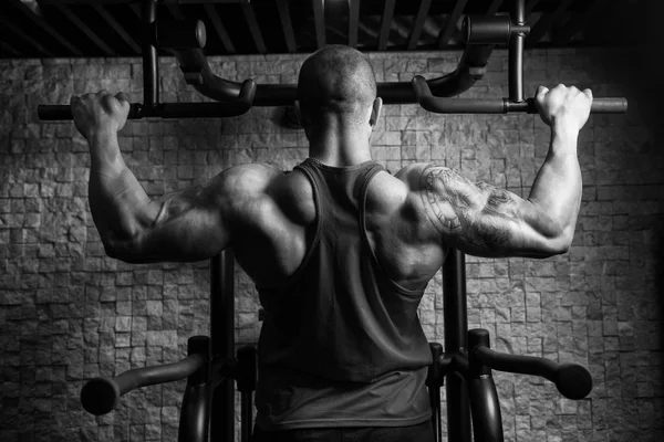 Athlète de bodybuilding masculin faisant des redressements — Photo