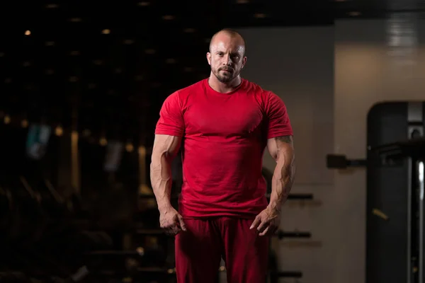 Culturista posando en el gimnasio — Foto de Stock