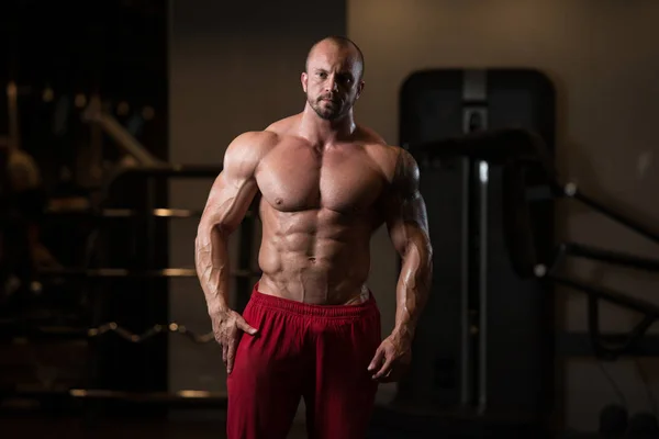 Retrato de um homem musculoso fisicamente apto — Fotografia de Stock