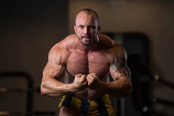 Muskulösa manlig modell poserar i gymmet — Stockfoto