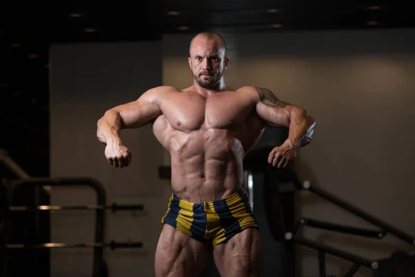Bodybuilder Posing In The Gym — Stock Photo, Image